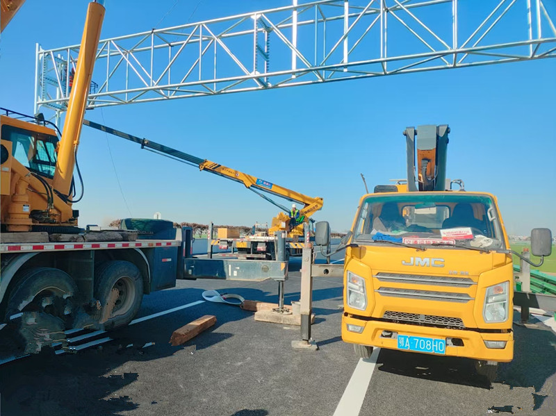 18米直臂登高车工地安装门框施工现场